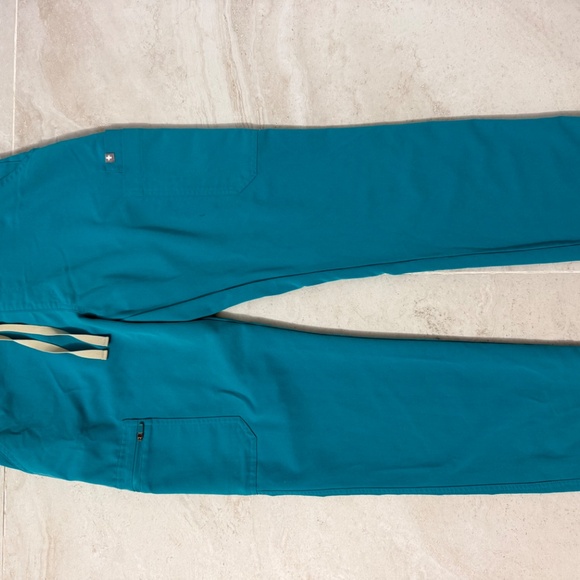 Figs scrubs set - Picture 3 of 5